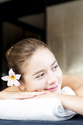 포토 JPG 서양인 외국인 식물 해외기획촬영 2012년태국 여자 꽃 여유 엎드리기 휴식 실내 한명 사람 성인 수건 뷰티 스파 마사지 매끈함 의료성형뷰티 프랜지파니 국내포토 1 감정 컨셉 모션 인종 내부 위생용품 감각 파일형식