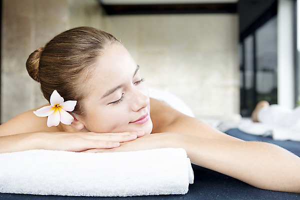 포토 JPG 서양인 외국인 식물 해외기획촬영 2012년태국 여자 꽃 여유 엎드리기 휴식 실내 한명 사람 성인 아웃포커스 뷰티 눈감음 스파 마사지 매끈함 의료성형뷰티 프랜지파니 국내포토 1 감정 컨셉 모션 촬영기법 인종 내부 감각 파일형식