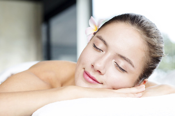 포토 JPG 서양인 외국인 해외기획촬영 2012년태국 여자 여유 엎드리기 휴식 실내 한명 사람 성인 아웃포커스 뷰티 눈감음 스파 마사지 매끈함 의료성형뷰티 국내포토 1 감정 컨셉 모션 촬영기법 인종 내부 감각 파일형식