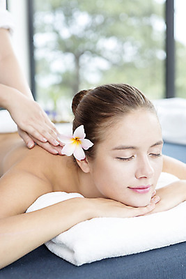 포토 JPG 식물 해외기획촬영 2012년태국 여자 꽃 여유 엎드리기 휴식 실내 한명 사람 성인 아웃포커스 수건 뷰티 스파 마사지 매끈함 의료성형뷰티 프랜지파니 국내포토 1 감정 컨셉 모션 촬영기법 내부 위생용품 감각 파일형식