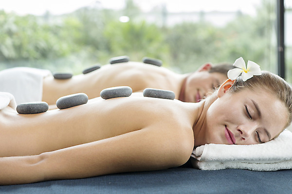 포토 JPG 서양인 외국인 식물 해외기획촬영 커플 2012년태국 여자 남자 꽃 여유 엎드리기 창문 휴식 실내 사람 성인 두명 아웃포커스 수건 뷰티 스파 돌_바위 마사지 매끈함 스톤마사지 스톤테라피 의료성형뷰티 성인만 프랜지파니 국내포토 감정 컨셉 관계 모션 촬영기법 인종 내부 위생용품 감각 파일형식