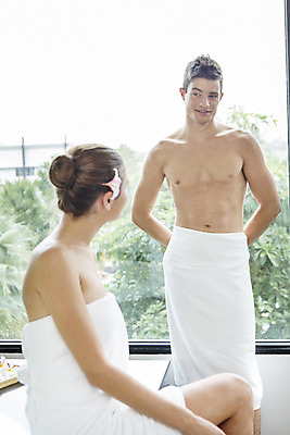 포토 JPG 서양인 외국인 해외기획촬영 커플 응시 2012년태국 여자 남자 여유 휴식 욕조 실내 사람 성인 두명 아웃포커스 뷰티 욕실 매끈함 의료성형뷰티 성인만 국내포토 시선 감정 컨셉 관계 촬영기법 인종 내부 감각 파일형식