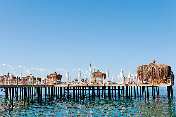 포토 JPG 해외이미지 바다 우산 휴식 사람없음 파란색 항구 정원 맑음 휴양지 밀짚 해외202004 해외포토 컬러 컨셉 교통시설 날씨 장소 짚 파일형식 이미지허브