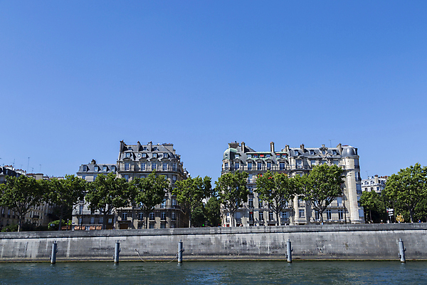 포토 JPG 해외이미지 나무 잎 창문 하늘 휴가 사람없음 건물 초록색 물 파란색 강 프랑스 옛날 파리(프랑스) 해외202004 해외포토 자연요소 식물 건축물 유럽 컬러 파일형식 이미지허브