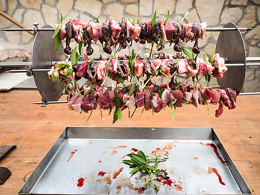 포토 JPG 해외이미지 동물 전통 접시 문화 음식 조류 불 불꽃 육류 옥수수 요리 사람없음 노란색 금속 식사 이탈리아 소고기 흰색 죽음 뜨거움 꼬치 그릴 바비큐 굽기 묘사 준비 벽난로 사냥 참새 베이컨 사냥꾼 세이지 식품점 해외202004 해외포토 자연요소 직업 식기 유럽 컬러 식재료 재질 주방용품 곡류 돼지고기 상점 구이 파일형식 이미지허브