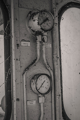 포토 JPG 해외이미지 산업 건축양식 자동차 흑백 사람없음 건물 문 역사 버리기 오브젝트 부식 옛날 해외202004 해외포토 건축물 건축 육상교통 모션 촬영기법 파일형식 이미지허브