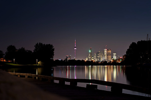 포토 JPG 해외이미지 나무 호수 캐나다 전등 사람없음 야외 가로 물 도시풍경 컬러풀 반사 항구 사진촬영 고층빌딩 도시 만 수면 도심 야간 스카이라인 토론토 해외202004 해외포토 자연요소 식물 컬러 북아메리카 교통시설 조명 풍경 빌딩 촬영 파일형식 이미지허브