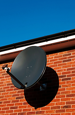 포토 JPG 해외이미지 접시 벽 파도 백그라운드 인터넷 통신 하늘 벽돌 새로움 주택 안테나 사람없음 야외 건물 빨간색 파란색 글로벌 금속 디지털 검은색 텔레비전 자료 웹 장비 인공위성 정보 무선전화기 수화기 라디오 전자 방송 동영상 접수 카피스페이스 해외202004 해외포토 식기 건축물 바다 컬러 컨셉 재질 전자제품 공백 전화기 파일형식 이미지허브