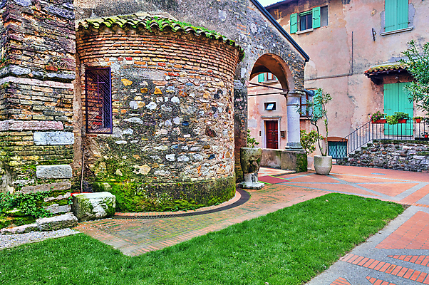 포토 JPG 해외이미지 외관 유럽 벽 여행 건축양식 휴가 거리 주택 이끼 사람없음 야외 건물 초록색 교회 여행객 이탈리아 수확 골동품 중세 역사 복고 타운 그런지 옛날 해외202004 해외포토 건축물 건축 나라 컬러 농업 종교건축 사람 도시 파일형식 이미지허브