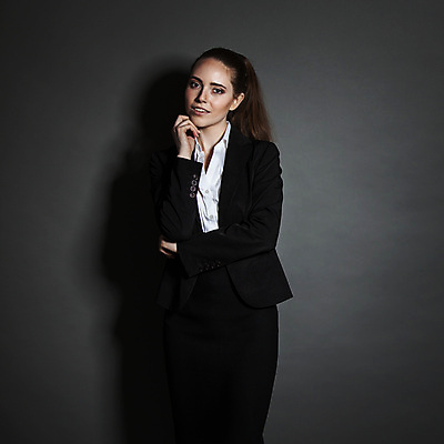 포토 JPG 해외이미지 직업 학생 여자 백그라운드 비즈니스 노동자 한명 미소 사람 정장 검은색 어둠 비즈니스우먼 자신감 우아함 스마트 경영자 경영 해외202004 해외포토 1 옷 감정 컬러 컨셉 표정 직장인 리더 파일형식 이미지허브