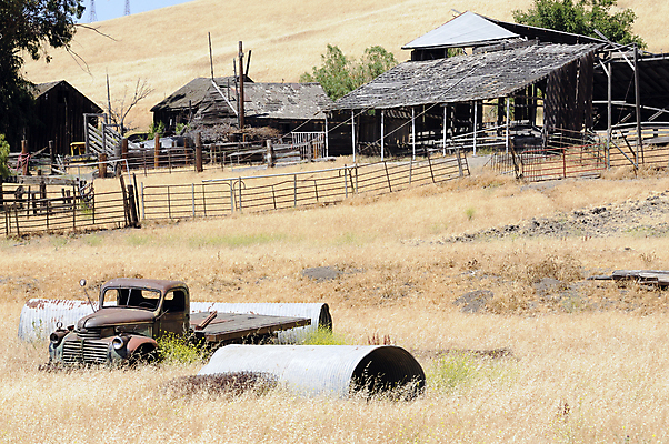 포토 JPG 해외이미지 밭 지붕 사람없음 울타리 농장 시골 떨어짐 머스터드 폐허 대문 통나무 호스 철탑 짐차 헛간 외양간 해외202004 해외포토 나무 컨셉 농업 자동차 담장 문 탑 소스_음식 저장고 파일형식 이미지허브