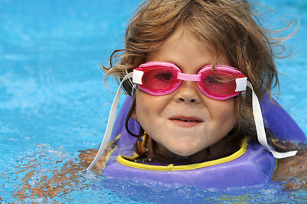 포토 JPG 해외이미지 여자 행복 얼굴 어린이 놀이 휴가 휴식 고글 한명 웃음 사람 물 수영 기쁨 표현 해외202004 해외포토 자연요소 1 감정 컨셉 표정 신체부위 수상스포츠 파일형식 이미지허브