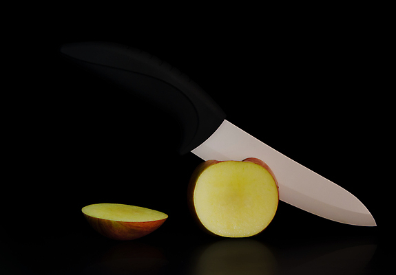 포토 JPG 해외이미지 음식 과일 요리 사람없음 빨간색 반사 주방 어둠 도자기 칼 사과 자르기 날카로움 해외202004 해외포토 컬러 모션 파일형식 이미지허브