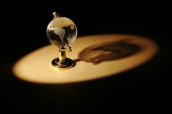 포토 JPG 해외이미지 디자인 교육 유럽 문화 지구 여행 지도 비즈니스 통신 학교 유리 표면 미래 그림자 사람 사람없음 빛 컴퓨터 세계 글로벌 반사 지구본 우주 환경 행성 원형 네트워크 투명 연결 대륙 상업 대리석 경도 생태학 여의주 위도 지도책 지리 해외202004 해외포토 도형 나라 컨셉 재료 재질 책 전자제품 파일형식 이미지허브