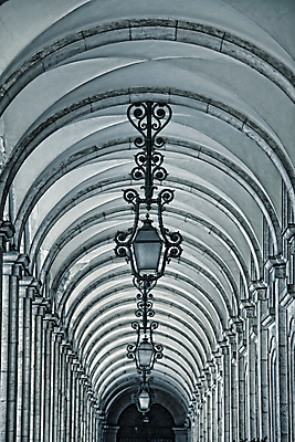 포토 JPG 해외이미지 전통 건축양식 창문 거리 사람없음 건물 빛 햇빛 금속 골동품 발코니 등불 램프 포르투갈 철 샹들리에 리스본 해외202004 해외포토 건축물 건축 유럽 재질 조명 태양 파일형식 이미지허브