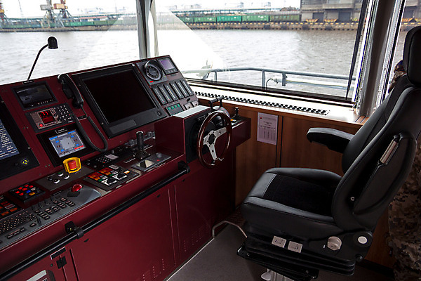 포토 JPG 해외이미지 바다 의자 버튼 항해 실내 사람없음 전자제품 컴퓨터 방 장비 도구 판넬 바퀴 보트 나침반 갑판 함선 군함 네비게이션 주인 명령 경보 레이더 자동 제어 방식 해외202004 해외포토 가구 배_교통 내부 해군 파일형식 이미지허브