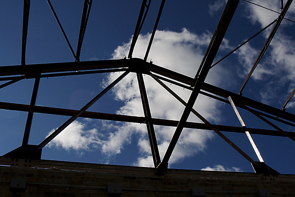 포토 JPG 해외이미지 선 하늘 지붕 프레임 사람없음 건물 파란색 빛 경기장 각도 절정 철강 해외202004 해외포토 건축물 컬러 스포츠시설 파일형식 이미지허브