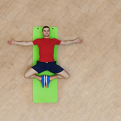 포토 JPG 해외이미지 1 라이프스타일 웰빙 남자 스포츠 운동화 신체 요가 바닥 실내 건강 한명 사람 운동 스트레칭 매트 정상 체육관 머리위 거짓말 파케트 해외202004 해외포토 신발 내부 생활 파일형식 이미지허브