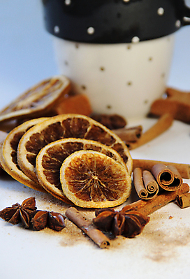 포토 JPG 해외이미지 전통 계절 꽃 음료 음식 크리스마스 겨울 오렌지 재료 휴가 귤 주택 건조 따뜻함 요리 동양인 사람없음 목재 장식 컵 갈색 껍질 뜨거움 막대기 변화 달콤 맛 가루 향신료 매움 아로마 롤 향 시나몬 해외202004 해외포토 나무 식물 식기 기념일 컬러 컨셉 과일 인종 건물 향미료 파일형식 이미지허브