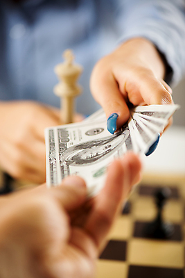 포토 JPG 해외이미지 남자 컨셉 돈 비즈니스 성공 설계 관리 사람없음 세로 달러 경쟁 도전 게임 도박 체스 계획 위험 라이벌 체스판 해외202004 해외포토 놀이 사람 재산 파일형식 이미지허브