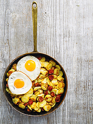 포토 JPG 해외이미지 영어 음식 감자 육류 요리 사람없음 가로 세로 식사 하트 시골 소시지 아침식사 질병 소금 해로움 해외202004 해외포토 모양 문자 컨셉 채소 식재료 의학 가공식품 파일형식 이미지허브