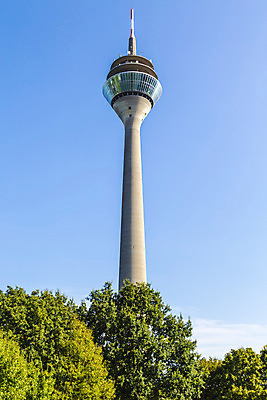 포토 JPG 해외이미지 나무 식물 계절 산업 파도 과학 인터넷 건축양식 통신 자연 하늘 모바일 독일 안테나 사람없음 야외 파란색 스마트폰 핸드폰 글로벌 우주 환경 탑 텔레비전 자료 장비 정보 흰색 네트워크 역 연결 큼 무선전화기 전화기 수화기 방송 전염 고립 해외202004 해외포토 건축물 건축 유럽 바다 컬러 교통시설 전자제품 스마트기기 질병 크기 생태계 감염 파일형식 이미지허브