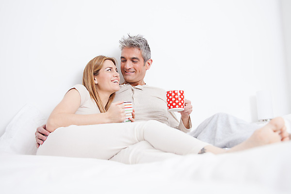 포토 JPG 해외이미지 백인 모델 라이프스타일 커플 여자 남자 행복 커피 2 결혼식 아파트 주택 사랑 사람 앉기 성인 두명 가로 컴퓨터 알약 침실 잠옷 침대 재산 옛날 해외202004 해외포토 서양인 옷 감정 음료 가구 결혼 관계 모션 건물 생활 금융 전자제품 약 파일형식 이미지허브