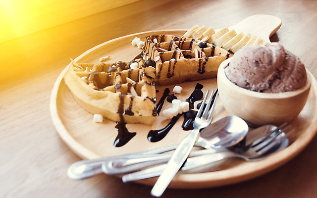 포토 JPG 해외이미지 전통 접시 열매 음식 백그라운드 부분 탁자 딸기 디저트 사람없음 초콜릿 얼음 어둠 빵집 튀김 신선 황금 달콤 맛 아침식사 정상 굽기 크림 준비 정사각형 벨기에 시럽 칼로리 내추럴 점심식사 페스츄리 핸드메이드 해외202004 해외포토 자연요소 도형 식물 식기 빵 가구 컨셉 과일 상점 식사 구이 서유럽 파일형식 이미지허브