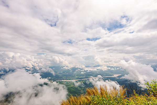 포토 JPG 해외이미지 식물 구름 겨울 밭 태국 자연 하늘 산 풍경 사람없음 야외 초록색 파란색 강 하이앵글 컬러풀 농경지 환경 흰색 시골 정상 숲 언덕 장면 내추럴 절정 해외202004 해외포토 자연요소 계절 아시아 뷰포인트 컬러 농업 농장 생태계 파일형식 이미지허브