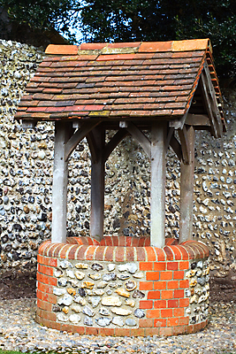 포토 JPG 해외이미지 밧줄 벽 여행 벽돌 사람없음 야외 세로 물 마을 맑음 동전 희망 꿈 수확 골동품 조약돌 바위 시골 성 중세 역사 양동이 소원 타운 깊이 안뜰 옛날 해외202004 해외포토 자연요소 건축물 감정 줄 돈 농업 날씨 돌_바위 도시 파일형식 이미지허브