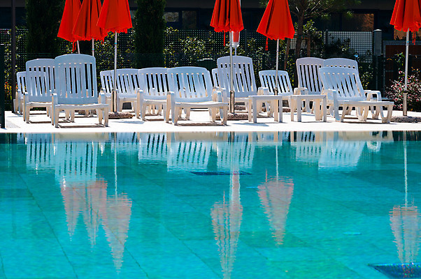 포토 JPG 해외이미지 나무 의자 우산 호텔 휴가 휴식 수영장 사람없음 야외 가로 빨간색 물 파란색 반사 맑음 수영 스파 침묵 흰색 침대 고급 선탠 휴양지 선베드 양산 터키석 해외202004 해외포토 자연요소 식물 컬러 가구 컨셉 숙소 날씨 소리 장소 수상스포츠 보석 파일형식 이미지허브