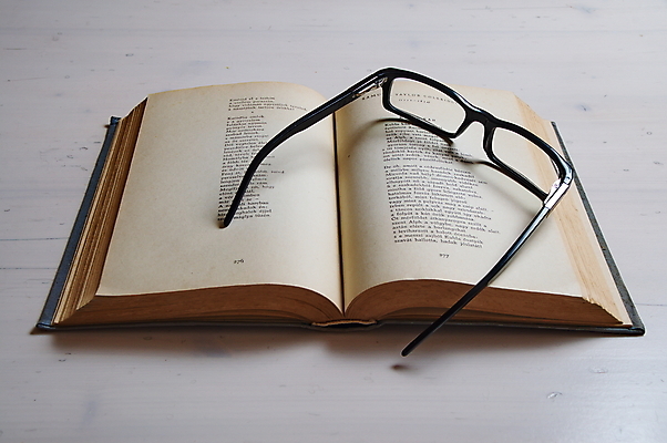 포토 JPG 해외이미지 교육 종이 문화 안경 과학 컨셉 텍스트 사람없음 책 스터디 독서 검은색 자료 정보 수확 흰색 오픈 도서관 읽기 책상 오브젝트 교과서 대학교 문서 문학 페이지 사전 옛날 지능 해외202004 해외포토 잡화 컬러 가구 농업 학교 모션 교재 학습 파일형식 이미지허브