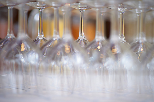 포토 JPG 해외이미지 오렌지 유리 탁자 사람없음 요식업 와인 주스 흰색 단절 해외202004 해외포토 산업 음료 컬러 가구 과일 재질 주류 파일형식 이미지허브