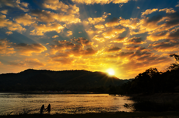 포토 JPG 해외이미지 구름 실루엣 호수 여행 오렌지 태국 자연 하늘 아침 추상 산 국립공원 풍경 사람없음 빨간색 물 여름 빛 컬러풀 햇빛 태양 노란색 일출 일몰 새벽 황금 장면 내추럴 강렬 넘어짐 해외202004 해외포토 주간 자연요소 계절 공원 아시아 컬러 무늬 과일 모션 촬영기법 노을 생태계 파일형식 이미지허브