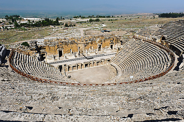포토 JPG 해외이미지 전통 아시아 여행 백그라운드 건축양식 휴가 유물 항해 미술 사람없음 햇빛 경기장 무대 골동품 도시 시간 역사 큼 극장 지중해 폐허 드라마 콜로세움 원형경기장 칠면조 단계 그리스인 고고학 로마인 옛날 원형극장 해외202004 튀르키예 해외포토 서양인 교육 건축 나라 바다 배_교통 스포츠시설 조류 문화예술 인종 태양 크기 로마 파일형식 이미지허브