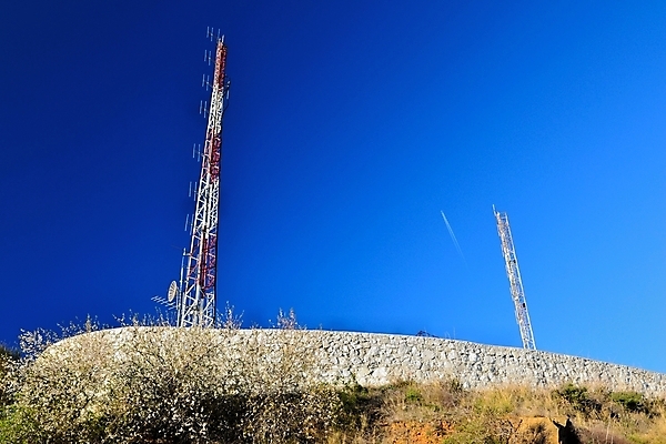 포토 JPG 해외이미지 통신 하늘 안테나 사람없음 파란색 탑 무선전화기 전화기 라디오 신호 방송 소통 해외202004 해외포토 건축물 컬러 컨셉 전자제품 파일형식 이미지허브