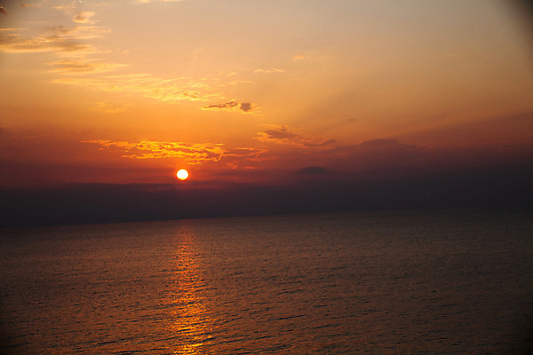 포토 JPG 해외이미지 구름 모래 파도 바다 하늘색 오렌지 자연 하늘 아침 풍경 사람없음 야외 물 여름 파란색 빛 햇빛 태양 반사 노란색 일출 맑음 황혼 일몰 새벽 분위기 황금 장면 천국 스카이라인 흐림 수평선 해외202004 해외포토 주간 자연요소 계절 컬러 컨셉 과일 날씨 노을 생태계 파일형식 이미지허브