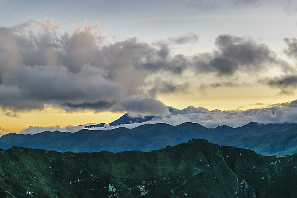 포토 JPG 해외이미지 식물 구름 호수 여행 자연 하늘 산 건조 풍경 사람없음 일출 미국 고도 화산 장면 분화구 에콰도르 남쪽 산악지대 해외202004 해외포토 자연요소 북아메리카 노을 남아메리카 방향 생태계 파일형식 이미지허브