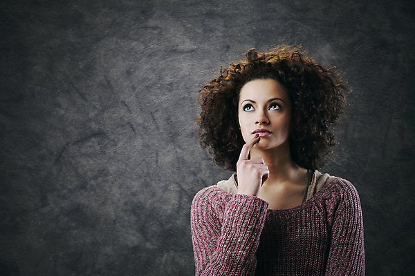 포토 JPG 해외이미지 스튜디오촬영 모델 여자 생각 아이디어 갈색머리 한명 아프리카인 시원함 성인여자만 카피스페이스 해외202004 해외포토 외국인 1 헤어스타일 컨셉 실내 사람 공백 여자만 성인만 파일형식 이미지허브