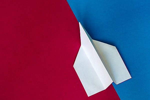 포토 JPG 해외이미지 종이 실내 사람없음 한개 종이비행기 파란배경 빨간배경 카피스페이스 해외202004 해외포토 1 백그라운드 내부 빨간색 파란색 공백 종이접기 파일형식 이미지허브