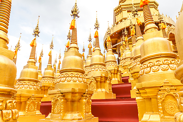 포토 JPG 해외이미지 구름 건축물 아시아 전통문화 조각 건축양식 태국 하늘 사람없음 야외 건물 장식 파란색 조각상 여행객 탑 사찰 역사 황금 방콕 분무기 대칭 명승지 옛날 웅장함 해외202004 해외포토 자연요소 전통 건축 나라 문화 컬러 종교건축 사람 풍경 조형물 파일형식 이미지허브