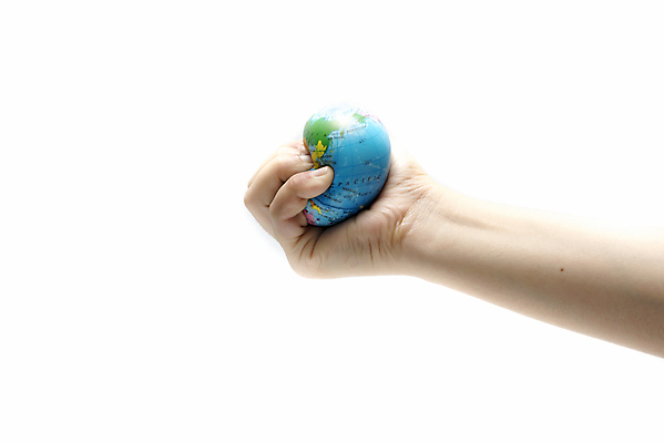 포토 JPG 해외이미지 손 지구 실내 들기 신체부위 지구본 잡기 해외202004 해외포토 모션 사람 내부 파일형식 이미지허브