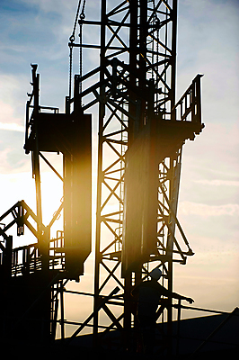 포토 JPG 해외이미지 직업 남자 실루엣 산업 오렌지 비즈니스 건축양식 노동자 주택 사람 사람없음 건물 태양 노란색 일출 탑 고층빌딩 기계 황혼 일몰 새벽 장비 업무 작업 재산 안전모 헬멧 땅 기중기 발판 개발 조작 진짜 처음 콘크리트 카피스페이스 해외202004 해외포토 자연요소 건축물 건축 컬러 과일 촬영기법 빌딩 금융 노을 공백 중장비 안전장비 보호장비 파일형식 이미지허브