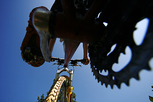 포토 JPG 해외이미지 여자 남자 스포츠 자연 하늘 산 풍경 경사 성인 사람없음 야외 파란색 사이클링 산악자전거 해외202004 해외포토 컬러 사람 자전거 육상스포츠 생태계 파일형식 이미지허브