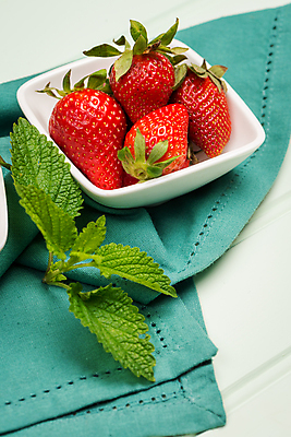 포토 JPG 해외이미지 접시 딸기 실내 사람없음 달콤 민트 흰배경 해외202004 해외포토 식기 백그라운드 과일 내부 흰색 맛 허브 파일형식 이미지허브