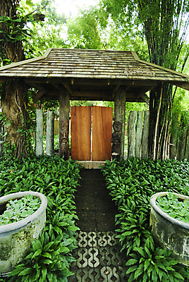 포토 JPG 해외이미지 나무 전통 라이프스타일 디자인 외관 아시아 문화 잎 건축양식 태국 부동산 출입구 주택 동양인 사람없음 건물 목재 울타리 문 정원 흰색 시골 그리기 재산 시골집 대문 방갈로 생존 스타일 그리너리 해외202004 해외포토 식물 건축물 건축 나라 컬러 재료 모션 숙소 인종 생활 금융 담장 파일형식 트랜드컬러 이미지허브