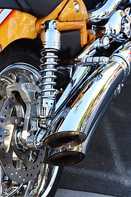 포토 JPG 해외이미지 교통시설 전등 사람없음 금속 오토바이 바퀴 헬멧 속도 순환 타이어 모터 배기가스 해외202004 해외포토 교통 모션 재질 조명 바이크 보호장비 시설 파일형식 이미지허브