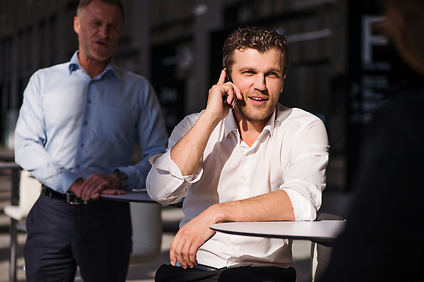 포토 JPG 해외이미지 백인 직업 남자 행복 백그라운드 비즈니스 사업가 통신 성공 모바일 협력 노동자 세포 대화 미소 사람 성인 두명 스마트폰 핸드폰 카페 기쁨 흰색 표현 최고 업무 비즈니스맨 뉴스 연결 스마트 흥분 부름 정중 해외202004 해외포토 서양인 감정 컬러 컨셉 모션 표정 말하기 전자제품 스마트기기 상점 작업 직장인 파일형식 이미지허브