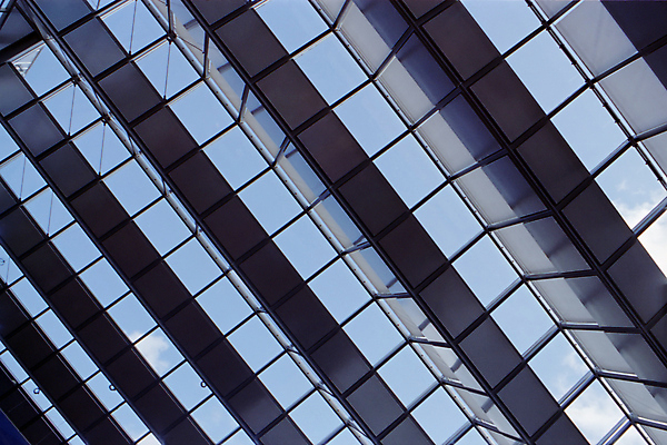 포토 JPG 해외이미지 창문 유리 하늘 지붕 실내 사람없음 파란색 빛 도시 투명 천장 대각선 해외202004 해외포토 선 컬러 재질 내부 파일형식 이미지허브