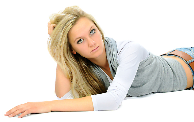 포토 JPG 해외이미지 백인 응시 여자 얼굴 실내 건강 한명 사람 성인 금발 회색 흰색 화려 우아함 슛 개성 길이 거짓말 심각 해외202004 해외포토 서양인 1 헤어스타일 시선 컬러 컨셉 내부 신체부위 파일형식 이미지허브